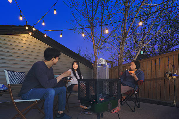 Business exchanges in the courtyard in the evening