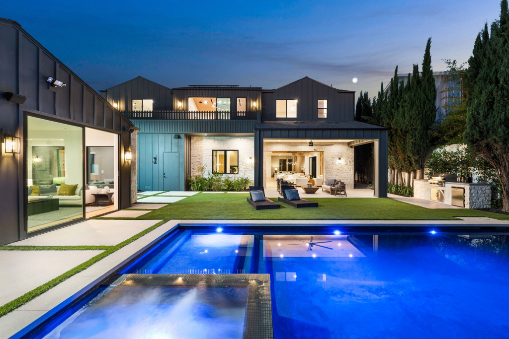 Outdoor Solar Lights: Stylish, Efficient Lighting for Modern Yards & Patios
